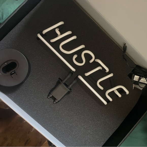 HUSTLE neon sign - Picture 2 of 8